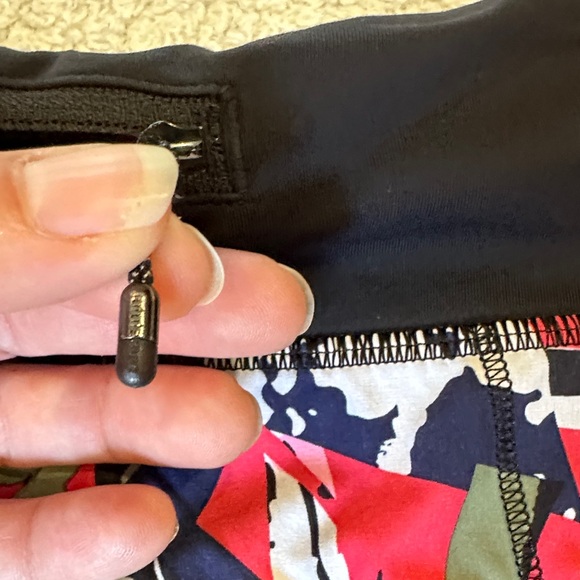 Lululemon- Women's Camouflage Print Shorts size 6 ( please read below 👇🏻) - Picture 6 of 9